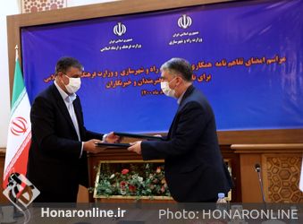 مراسم امضای تفاهم نامه همکاری بین وزارت راه وشهر سازی و وزارت فرهنگ وارشاد اسلامی برای تامین مسکن هنرمندان وخبرنگاران