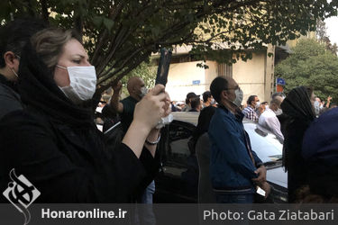 هواداران استاد شجریان مقابل بیمارستان جم پس از شنیدن خبر درگذشت او