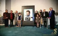 نوه‌های علی حاتمی پوستر جشنواره فجر را رونمایی کردند