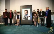 نوه‌های علی حاتمی پوستر جشنواره فجر را رونمایی کردند
