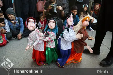 اجرای هنرهای نمایشی در محوطه تئاتر شهر