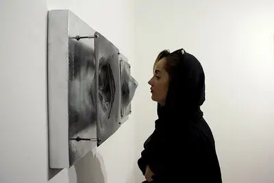 نیشتر زدن به ریشه‌های درد / نگاهی به آثار ناصر شاکری در مجموعه "چهل درزِن" در گالری دنا