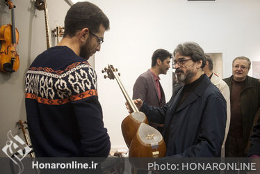 بازدید حسین علیزاده از نمایشگاه سازخانه