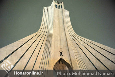 اجرای نمایش «دیوار آسمان»  بر دیواره برج آزادی