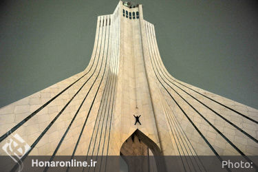 اجرای نمایش «دیوار آسمان»  بر دیواره برج آزادی
