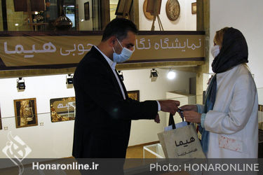 بازدید یاروسلاوا رومانووا از دوازهمین نمایشگاه نگاره‌های چوبی هیما در فرهنگسرای نیاوران