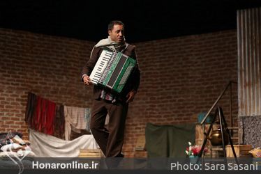 نمایش "خروس لاری" در تماشاخانه ایرانشهر