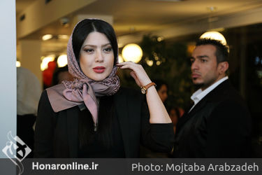 فرش فیروزه ای نمایش"مرد بالشی" در مرکز خرید تندیس