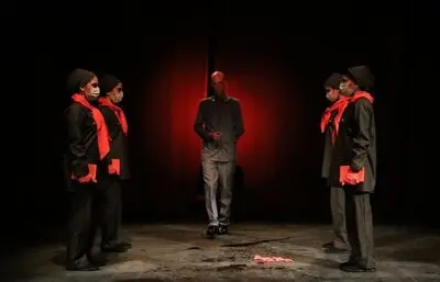 یک پرفورمنس گزارشی و گزاره نما / نگاهی به نمایش "مائو بودن" حامد سلیمان‌زاده