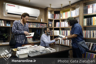 رونمایی و امضاء کتاب "روی خط چشم" در نشر چشمه