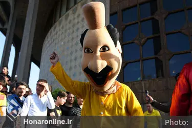 اجرای هنرهای نمایشی در محوطه تئاتر شهر