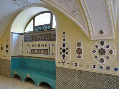 نمونه ای از کاشی های موزه مقدم