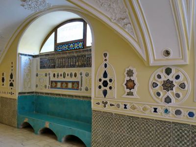 نمونه ای از کاشی های موزه مقدم