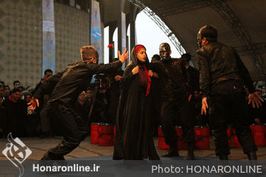 اولین روز اجرای خیابانی سی وهفتمین جشنواره بین المللی تئاتر فجر در تئاتر شهر
