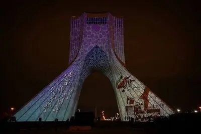 ویدئو | اکران ویدئومپینگ روی برج آزادی همزمان با روز دانش‌آموز در ستایش جان‌برکفان سپاه