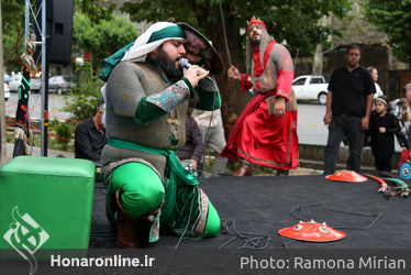 تعزیه خوانی در مقابل مجتمع فرهنگی هنری مهرسان