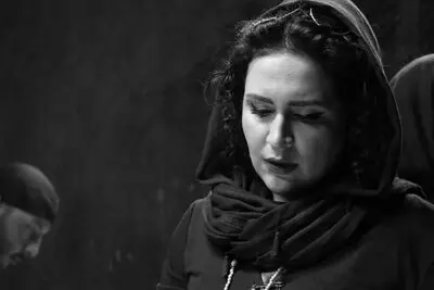مسائل و معضلات احساسی زن‌ها  / روایت سارا داروفروش از نمایش "تجربه‌های اخیر" 