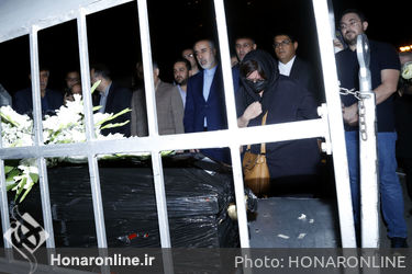 استقبال از پیکر  امیر هوشنگ ابتهاج با جمعی از بزرگان و اهالی فرهنگ و هنر در فرودگاه امام خمینی 