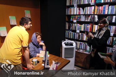 رونمايي از كتاب ليلي گلستان در شهر كتاب دانشگاه