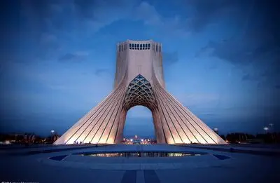 نمایش "نامه‌ای به تهران" در میدان آزادی اجرا می‌شود