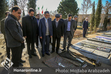 گل‌باران قطعه هنرمندان توسط وزیر ارشاد و معاون هنری وزارت ارشاد