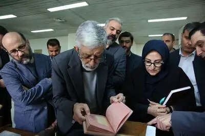 بازدید غلامعلی حداد عادل از گنجینه سازمان اسناد و کتابخانه ملی ایران