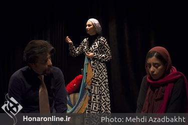 نمایش "مثل خاراندن یک زخم پس از خوب شدن" در عمارت نوفل‌لوشاتو