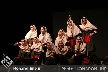 اجرای نمایش «وقتی ما نیستیم» به کارگردانی داوود زارع در بیست و هفتمین جشنواره بین‌المللی تئاتر کودک و نوجوان همدان