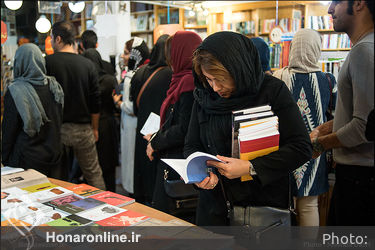 کتاب‌گردی هنرمندان و فرهنگیان در نشر ثالث و چشمه