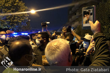 هواداران استاد شجریان مقابل بیمارستان جم پس از شنیدن خبر درگذشت او