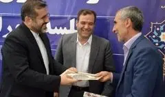 تقدیر وزیر فرهنگ از موتورسواری که به روستاها کتاب می‌رساند