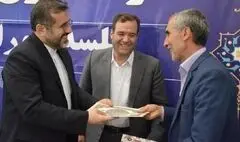 تقدیر وزیر فرهنگ از موتورسواری که به روستاها کتاب می‌رساند