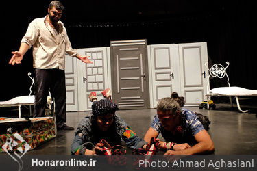 نمایش "خانه نم زده" در تماشاخانه نوفل‌لوشاتو