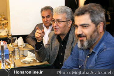فرش فیروزه ای نمایش"مرد بالشی" در مرکز خرید تندیس