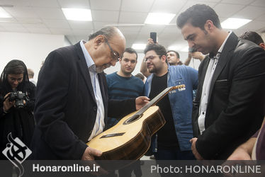 بازدید حسین علیزاده از نمایشگاه سازخانه