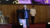 جوایز اصلی جشن منتقدان به «علت مرگ: نامعلوم» رسید/حسن پورشیرازی: جایزه ام را به روح بزرگ داریوش مهرجویی تقدیم می کنم