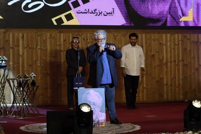 جوایز اصلی جشن منتقدان به «علت مرگ: نامعلوم» رسید/حسن پورشیرازی: جایزه ام را به روح بزرگ داریوش مهرجویی تقدیم می کنم