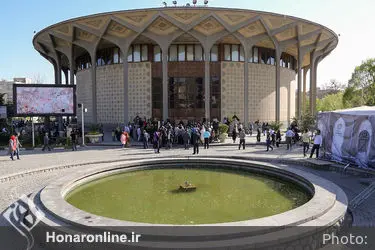 اجرای هنرهای نمایشی در محوطه تئاتر شهر