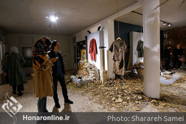 نمایش لباس‌های شقایق عربی به همراه چیدانی از فریدون آو در گالری اردی‌بهشت