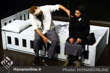 اجرای نمایش "زخم‌های وحشتناک زمین بازی" در خانه نمایش مهرگان
