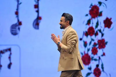 کنایه خواننده پاپ در مواجهه با ماجرای سس پاشی به رضا پهلوی