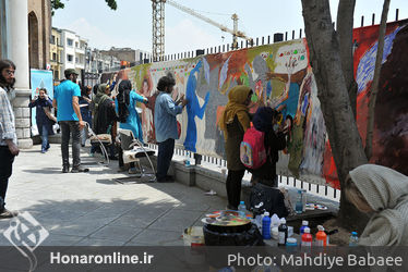 نقاشی گروهی صلح   توسط جمعی از هنرمندان در موزه استاد صنعتی