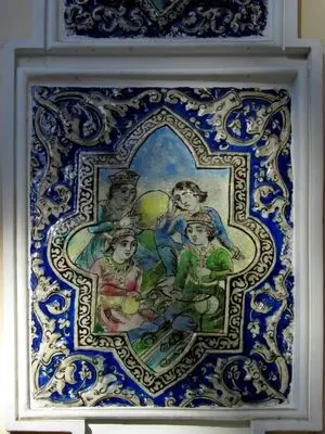 نمونه ای از کاشی های موزه مقدم