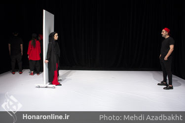 نمایش "گرگ‌ها کروات نمی‌زنند" در عمارت نوفل لوشاتو