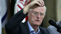 Tony Cragg gives press conference in Tehran