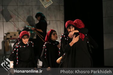 اجرای نمایش "تنهایی پر هیاهو" در سالن استاد سمندریان