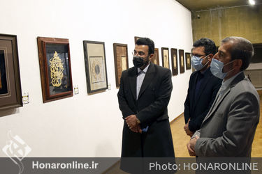 بازدید نایب رییس کمیسیون فرهنگی مجلس از نمایشگاه نگاره‌های چوبی در فرهنگسرای نیاوران