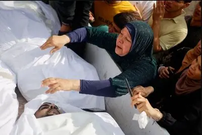 بگو به آنها در آنجا شهیدی است