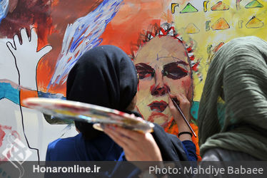 نقاشی گروهی صلح   توسط جمعی از هنرمندان در موزه استاد صنعتی