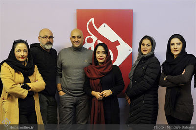 "سگدو" بر بحران هویت بعد از مهاجرت تأکید دارد / تئاتر دنبال تماشاگری می‌گردد که ذهن فعال و خلاقی داشته باشد / باید از پشت میزها بلند شد و عمل‌گرا بود / نمایش "سگدو" به روایت کارگردان، تهیه‌کننده و بازیگران